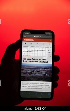 Hambourg, Allemagne. 05Th Jan, 2020. Un côté est titulaire d'un smartphone avec la présence en ligne de la revue 'Der Spiegel'. Après environ 25 ans, le nom et le logo 'Spiegel' en ligne disparaîtra. Le site web est maintenant appelé 'Der Spiegel', tout comme le magazine des nouvelles. Crédit : Daniel Reinhardt/dpa/Alamy Live News Banque D'Images