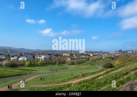 Edinburgh / Ecosse / UK - 04/20/2014 : Général vue aérienne du parc Holyrood au centre-ville d'Édimbourg, ville monument bâtiments, les montagnes et p Banque D'Images