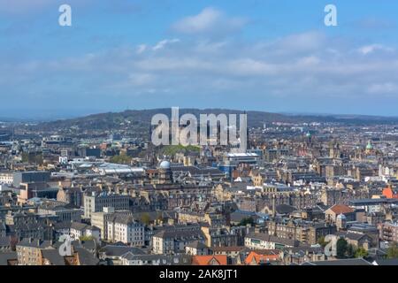 Edinburgh / Ecosse / UK - 04/20/2014 : Général vue aérienne du parc Holyrood au centre-ville d'Édimbourg, ville monument bâtiments, les montagnes et p Banque D'Images