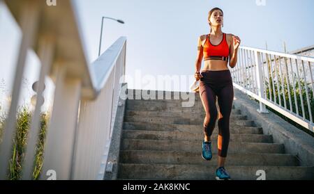 Happy young woman exercising outdoors. Vivre une vie saine Banque D'Images