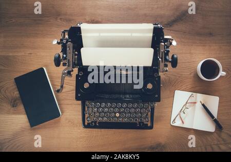 Bureau d'écrivains rétro avec machine à écrire. Vue de dessus des années 30. Auteur, écriture, concept de journalisme Banque D'Images