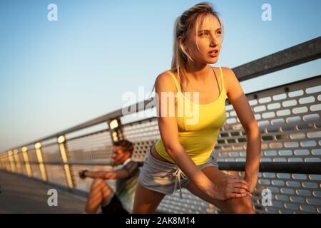 Happy young woman exercising outdoors. Vivre une vie saine Banque D'Images