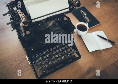 Bureau d'écrivains rétro avec machine à écrire. Vue de dessus des années 30. Auteur, écriture, concept de journalisme Banque D'Images