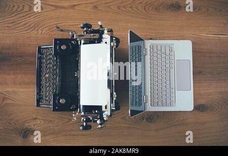 Machine à écrire vs ordinateur portable, ancien vs nouveau Banque D'Images