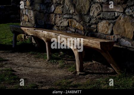 Banc en bois formé d'arbre Banque D'Images