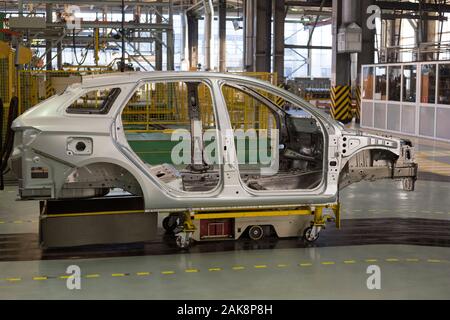 La Russie, Izhevsk - Décembre 14, 2019 : l'usine automobile Lada Izhevsk. La construction du châssis de nouvelle voiture debout sur les charrettes. La construction automobile moderne. Banque D'Images