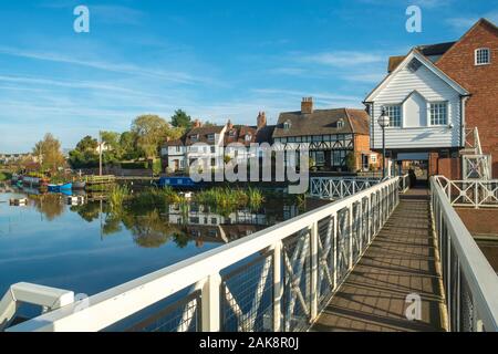 Schéma de contrôle des crues de la rivière par l'Abbaye restaurée Mill à Tewkesbury, Gloucestershire, Severn Vale, Angleterre, Royaume-Uni, Europe Banque D'Images