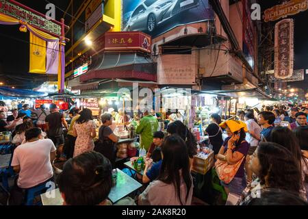 Bangkok, Thaïlande - 28 décembre 2019 : Grande foule attendre pour l'alimentation de rue dans le quartier chinois de Bangkok autour de Yaowarat Road en Thaïlande capitale à nig Banque D'Images