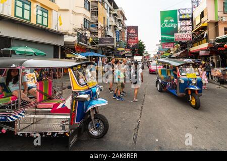 Bangkok, Thaïlande - 28 décembre 2019 : tuk tuk attendre pour les touristes à l'entrée de la fameuse Khao San Road, le coeur de l'office du tourisme et de backpacker ar Banque D'Images