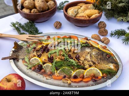 Carp avec citron, les noix et les raisins secs sur la plaque Banque D'Images