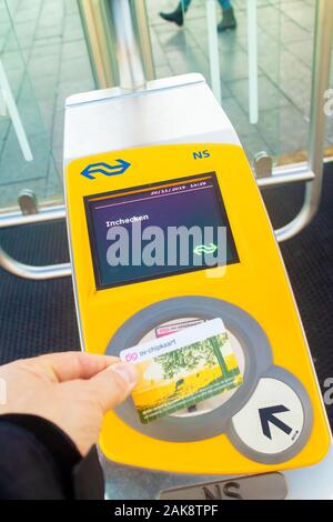 Apeldoorn, Pays-Bas - le 11 novembre 2019 : carte des chemins de fer de banlieue tenue devant un train enregistrement automatique sur les Néerlandais d'une gare Banque D'Images