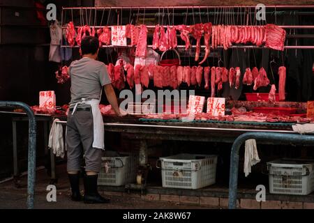 Hong Kong, Chine - Novembre 2019 : boucher vendant de la viande sur le marché de la rue store à Hong Kong Banque D'Images