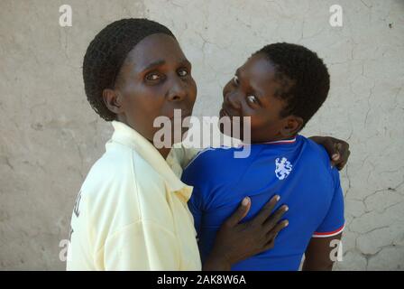 Mère et fille, Mwandi, Zambie, Afrique. Banque D'Images