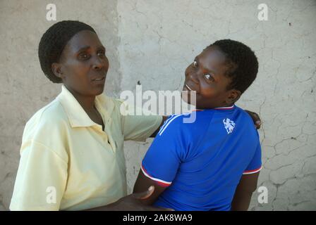 Mère et fille, Mwandi, Zambie, Afrique. Banque D'Images