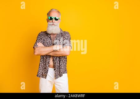 Photo de l'ancien homme confiant semblant être businessman having reste isolé à l'étranger, et à fond jaune Banque D'Images