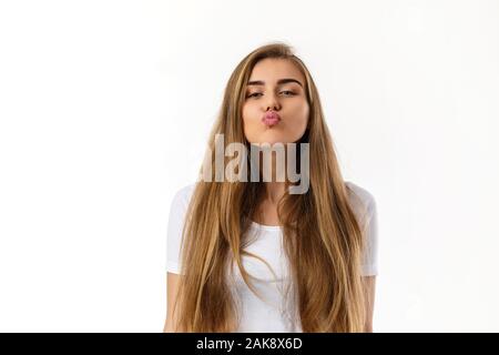 Jeune femme envoi kiss over white background Banque D'Images