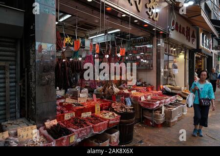 Hong Kong, Chine - Novembre 2019 : boucher vendant de la viande sur le marché de la rue store à Hong Kong Banque D'Images