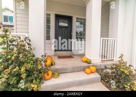 L'automne ou Halloween pumpkins sur une maison comme suit Banque D'Images