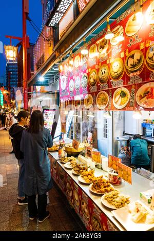 Chinatown, dans Nankin-Machi Motomachi, Kobe, Japon. Vue rapprochée d'un compteur le long de la rue chinois food avec différents aliments sur l'affichage. Nuit Banque D'Images