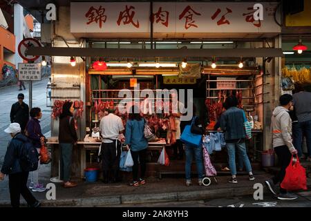 Hong Kong, Chine - Novembre 2019 : boucher vendant de la viande aux gens sur le marché de la rue store à Hong Kong Banque D'Images