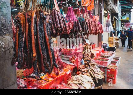 Hong Kong, Chine - Novembre 2019 : saucisse et viande en boucherie traditionnelle de la rue du marché à Hong Kong Banque D'Images