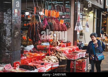 Hong Kong, Chine - Novembre 2019 : saucisse et viande en boucherie traditionnelle de la rue du marché à Hong Kong Banque D'Images