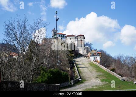 Dernière partie de la montée des chapelles à la Sacro Monte (Montagne Sacrée) de Varese.Lombardie - Italie Banque D'Images