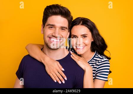 La photo en gros du couple hugging toothily smiling handsome magnifique fascinant charme assez isolé sur fond jaune Banque D'Images