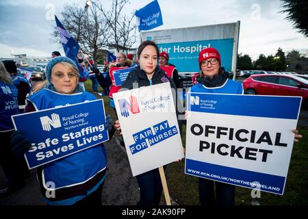 (De gauche à droite) Jour de l'intervention d'infirmières Alison Cromie, Andrea Kearns, et Nicola Kozak inscrivez-vous la ligne de piquetage à l'hôpital de l'Ulster, Dundonald, comme des milliers d'infirmières dans toute l'Irlande du Nord qui ont commencé un autre jour de grève d'affilée plus de payer. La manifestation fait suite à une grève similaire le mois dernier sur les taux de salaire qui traîne ses collègues en Grande-Bretagne, et le manque de personnel. Banque D'Images