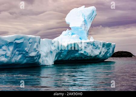 Iceberg de fusion avec banc de glace en premier plan, flottant dans la mer, de l'Antarctique Banque D'Images