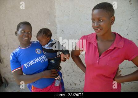 Mother holding baby et ses amis, Mwandi, Zambie, Afrique. Banque D'Images