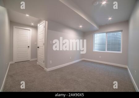 Salon vide intérieur avec des murs beiges Banque D'Images