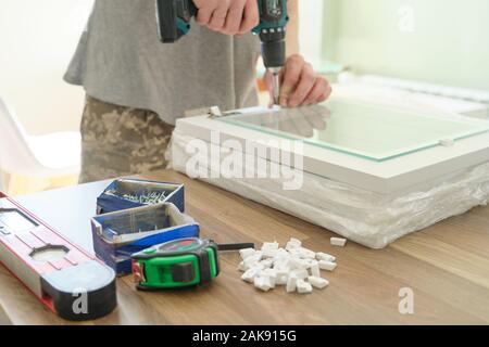 Travailleur à la main faisant meubles avec des outils professionnels Banque D'Images