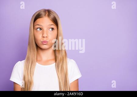 La photo en gros plan de peur petite fille pense à regarder les problèmes à l'école faire la moue lèvres plump porter des vêtements bien plus isolé de couleur violet Banque D'Images