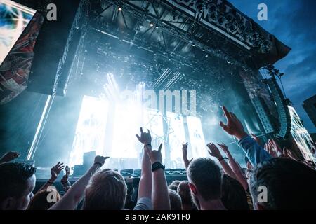 Copenhague, Danemark. 20, juin 2019. Heavy metal fans assister à un des nombreux concerts en direct au cours de l'heavy metal danois Copenhell festival 2019 à Copenhague. (Photo crédit : Gonzales Photo - Mathias Kristensen). Banque D'Images