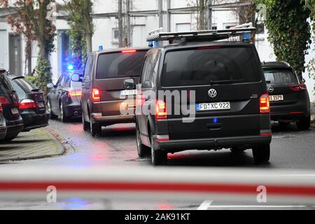 Kassel, Allemagne. 05Th Jan, 2020. Le principal suspect dans l'affaire de meurtre Lübcke, Stephan E., est portée à l'Hesse du Nord Quartier général de la police pour d'autres interrogatoires. Le meurtrier présumé du district de Kassel président veut donner davantage d'informations sur le cours des événements. Credit : Uwe Zucchi/dpa/Alamy Live News Banque D'Images