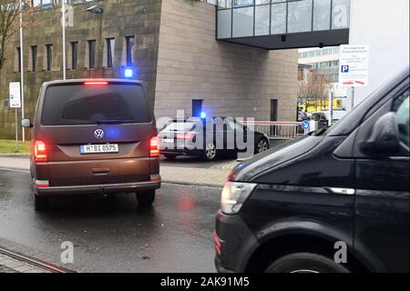 Kassel, Allemagne. 05Th Jan, 2020. Le principal suspect dans l'affaire de meurtre Lübcke, Stephan E., est portée à l'Hesse du Nord Quartier général de la police pour d'autres interrogatoires. Le meurtrier présumé du district de Kassel président veut donner davantage d'informations sur le cours des événements. Credit : Uwe Zucchi/dpa/Alamy Live News Banque D'Images