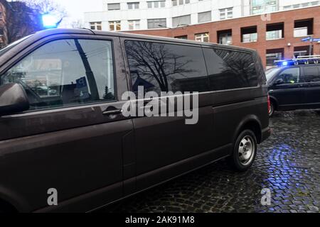 Kassel, Allemagne. 05Th Jan, 2020. Le principal suspect dans l'affaire de meurtre Lübcke, Stephan E., est portée à l'Hesse du Nord Quartier général de la police pour d'autres interrogatoires. Le meurtrier présumé du district de Kassel président veut donner davantage d'informations sur le cours des événements. Credit : Uwe Zucchi/dpa/Alamy Live News Banque D'Images