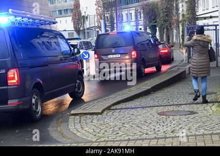 Kassel, Allemagne. 05Th Jan, 2020. Le principal suspect dans l'affaire de meurtre Lübcke, Stephan E., est portée à l'Hesse du Nord Quartier général de la police pour d'autres interrogatoires. Le meurtrier présumé du district de Kassel président veut donner davantage d'informations sur le cours des événements. Credit : Uwe Zucchi/dpa/Alamy Live News Banque D'Images