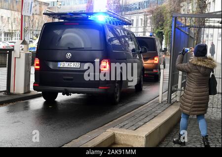 Kassel, Allemagne. 05Th Jan, 2020. Le principal suspect dans l'affaire de meurtre Lübcke, Stephan E., est portée à l'Hesse du Nord Quartier général de la police pour d'autres interrogatoires. Le meurtrier présumé du district de Kassel président veut donner davantage d'informations sur le cours des événements. Credit : Uwe Zucchi/dpa/Alamy Live News Banque D'Images