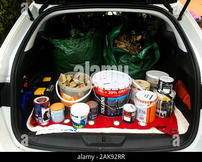 Seaux de peinture à recycler, stockés dans un coffre de voiture, Lyon, France Banque D'Images