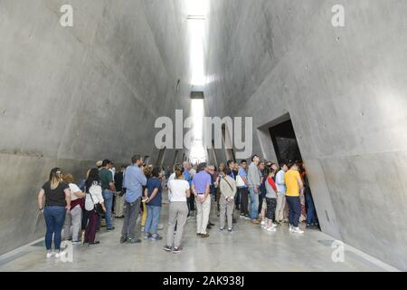 Besuchergruppe, zur Geschichte des musée de l'Holocauste, Gedenkstätte Yad Vashem, Jérusalem, Israël Banque D'Images