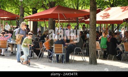 Les touristes manger dans un café dans le célèbre Tuilerie, à Paris, France Banque D'Images