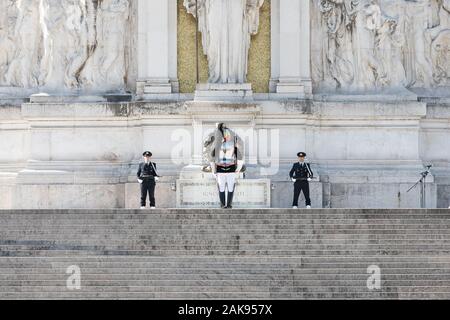 Cérémonie de pose d'une couronne sur la Piazza Venezia, Rome - 2 juin 2018 Banque D'Images