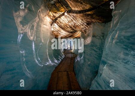 La caverne de glace à l'intérieur du glacier du Rhône en Suisse Banque D'Images