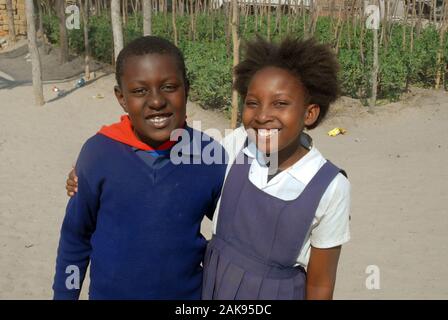 Un jeune garçon et une petite fille qui va à l'école communautaire de Mwande, Zambie. Banque D'Images