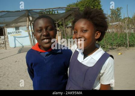 Un jeune garçon et une petite fille qui va à l'école communautaire de Mwande, Zambie. Banque D'Images