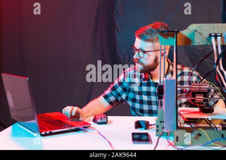 Male en utilisant imprimante 3D au bureau. Banque D'Images