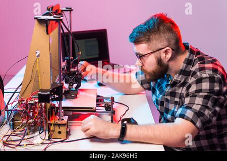 Male en utilisant imprimante 3D au bureau. Banque D'Images