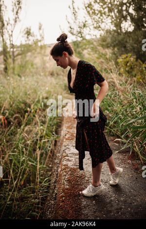 Young woman portrait robe avec encolure ronde et belle Banque D'Images